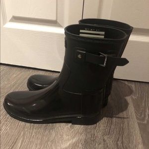 Black short hunter boots